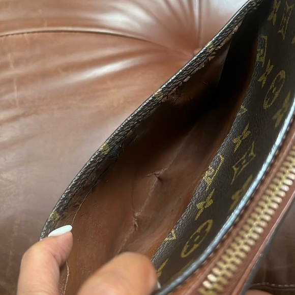 Vintage Louis Vuitton zippered wristlet clutch - Picture 7 of 16